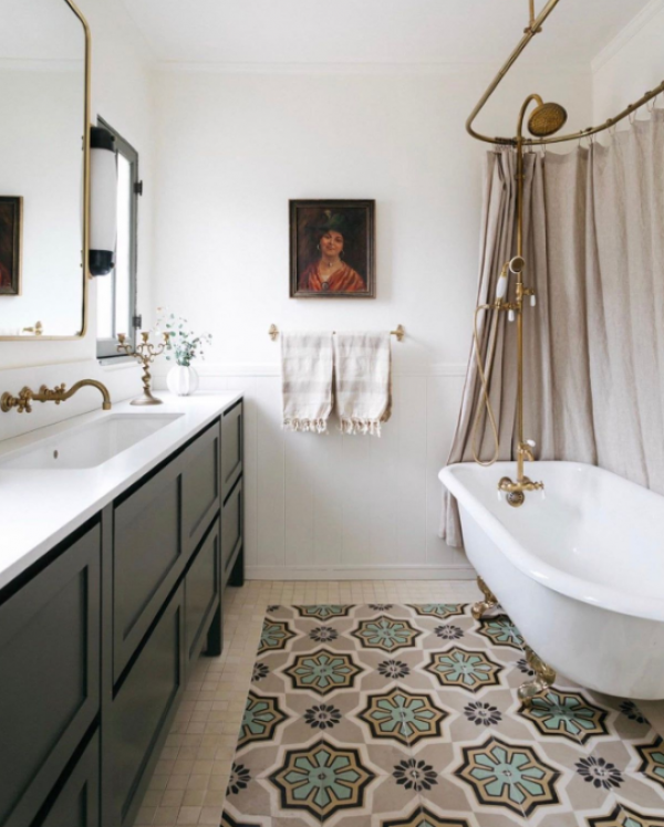 Dinding kamar mandi dengan ubin porselen bergaya vintage